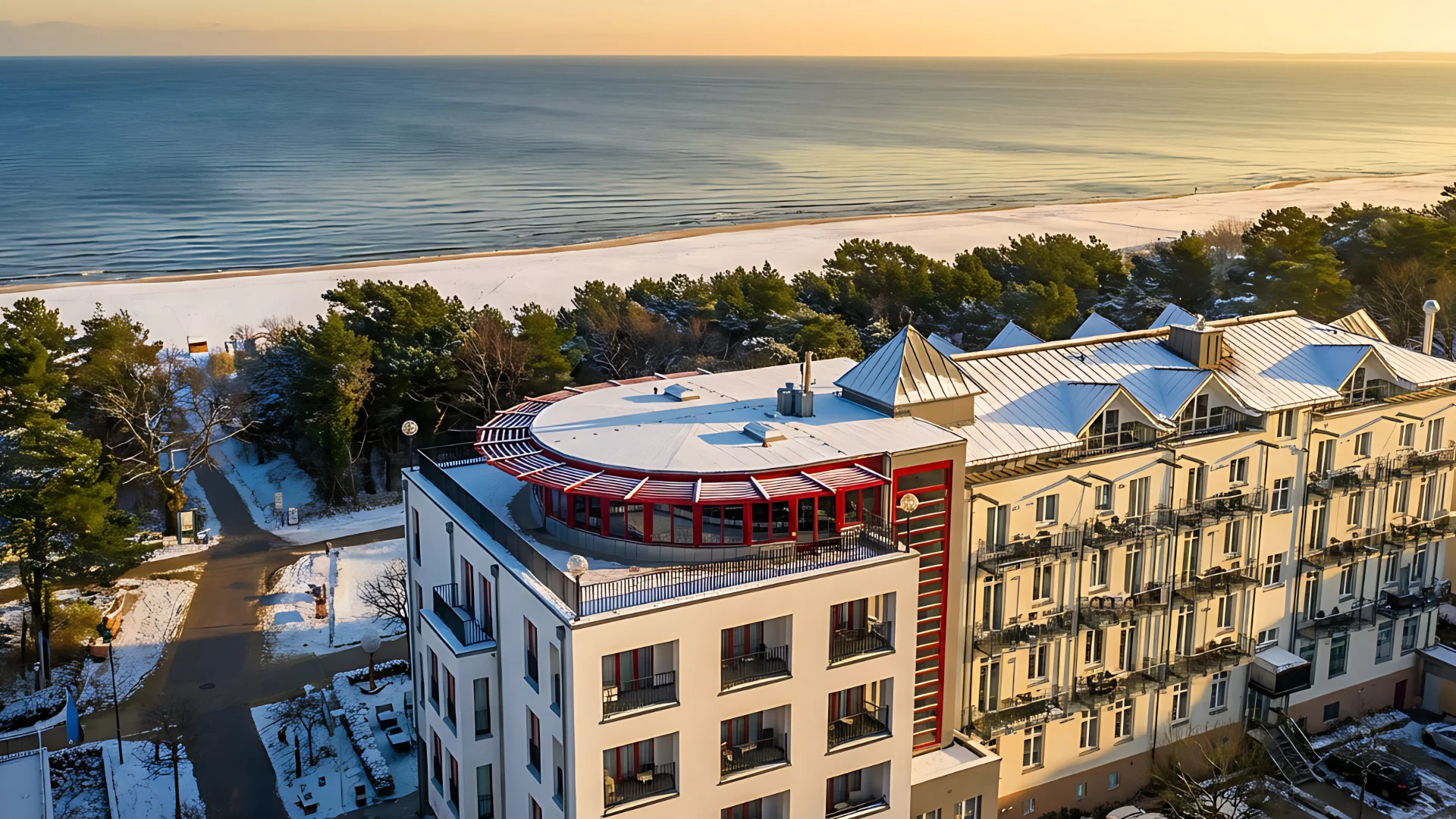 Strandhotel - Heringsdorf - Luftaufnahme im Winter mit Blick auf die Ostsee